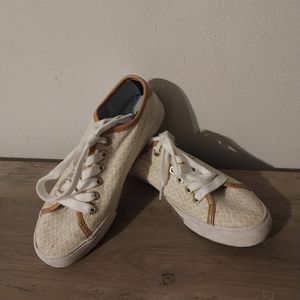 Womans sz 6 Tommy Hilfiger shoes